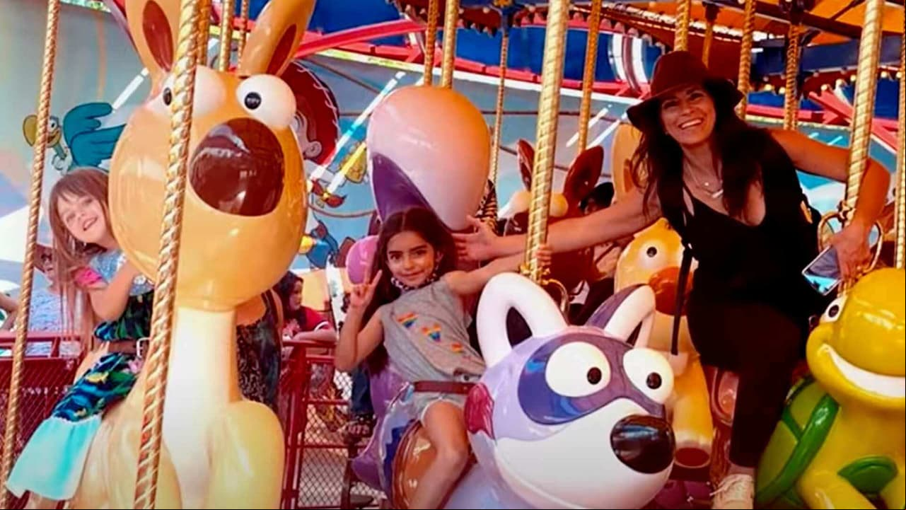 Así se divirtieron Kailani y Aitana Derbez en Disneyland: desde los caballitos hasta la montaña rusa