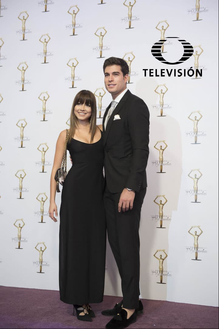 Danilo Carrera llegó muy bien acompañado de una hermosa mujer.