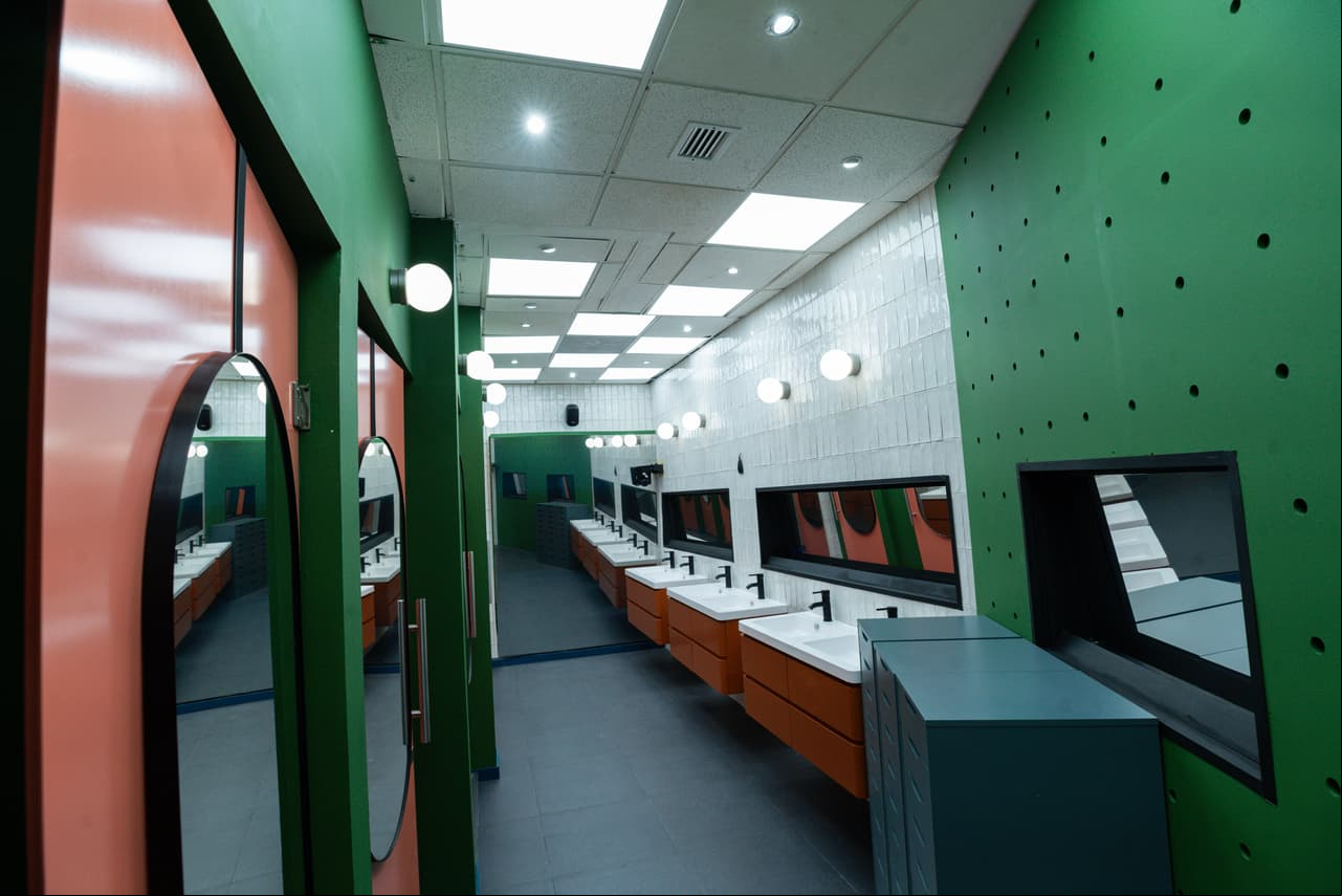 El baño es más grande y con múltiples espejos. También tiene nuevos colores.