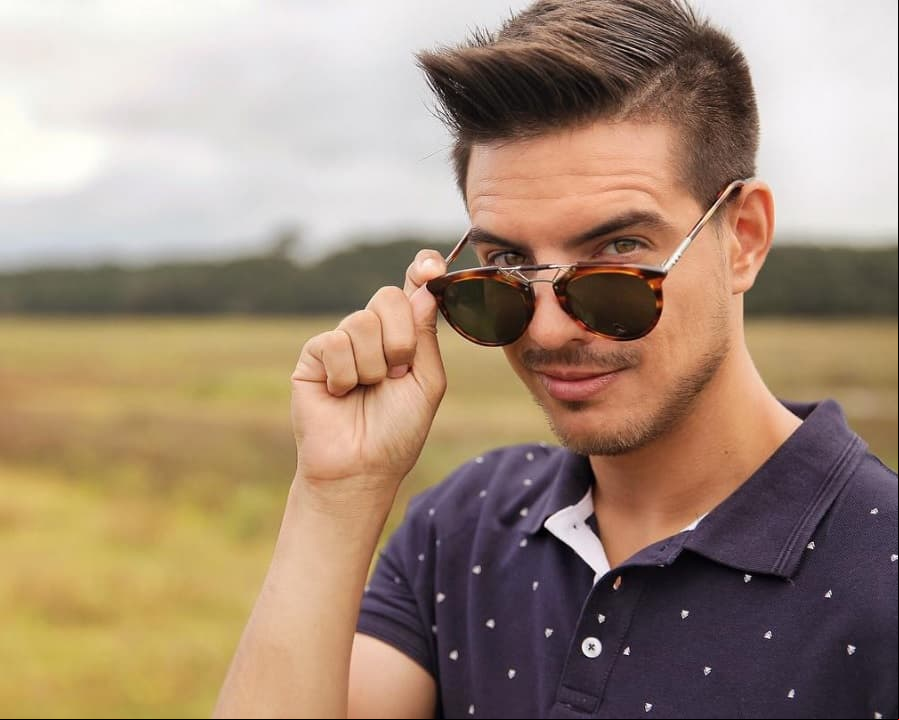 Vadhir Derbez no solo es hijo de Eugenio Derbez, uno de los actores y comediantes más famosos de México, también es un prometedor actor y cantante que a sus 29 años ha logrado abrirse camino en el medio del espectáculo. Sin embargo, además de su famosa familia por lado paterno, Vadhir tiene un primo que se llama igual que él por parte de su madre. ¡Conócelo aquí!