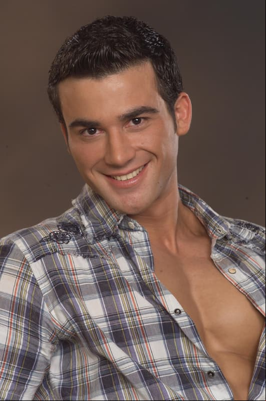 José Luis Reséndez nació en Monterrey, Nuevo León, el 14 de octubre de 1978. Cuando tenía 20 años, en 1998, ingresó al Centro de Educación Artística de Televisa (CEA), donde estudió por dos años.