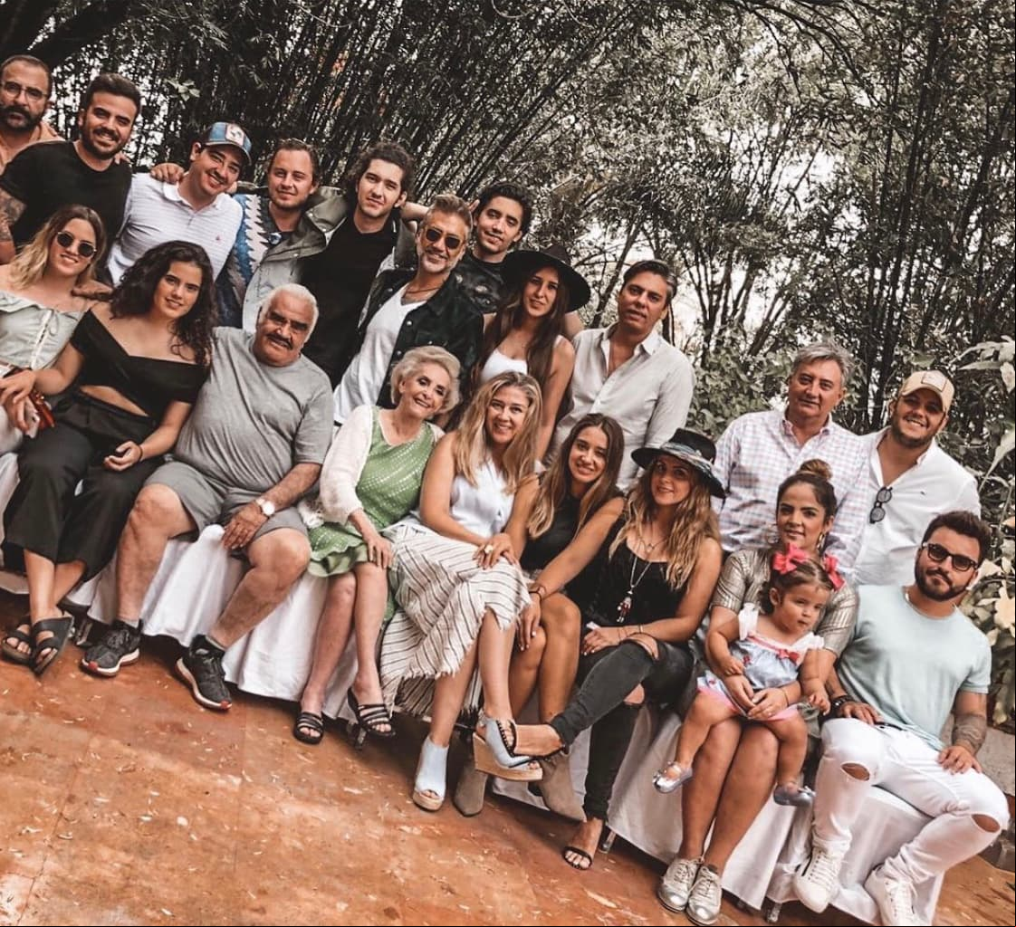 El resto de los nietos de Don Vicente Fernández mantienen un bajo perfil, mantiendo su vida privada alejada del escrutinio público.