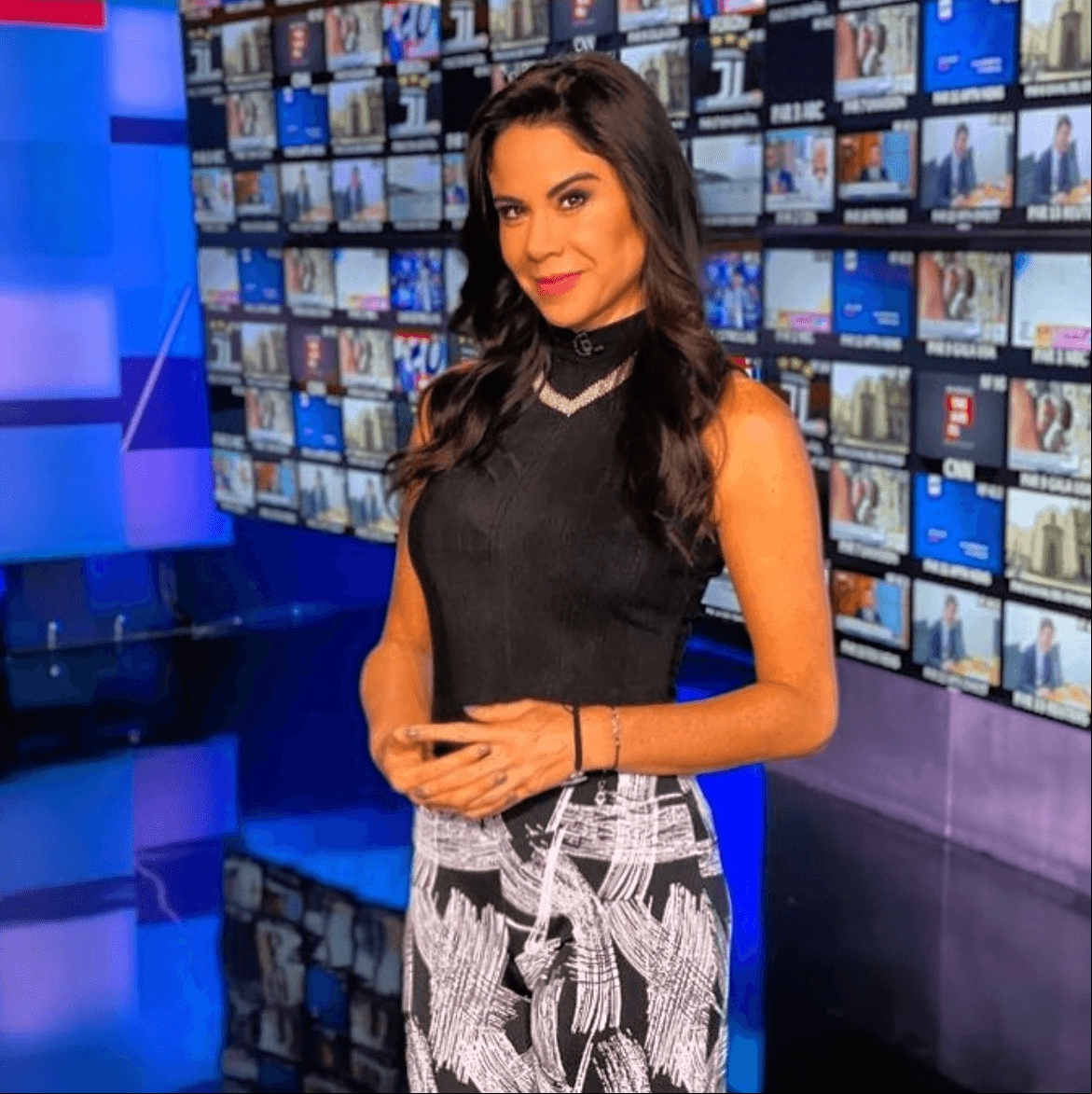 Paola Rojas enamora al dejarse ver, como pocas veces, con pelo recojido y leggins negros