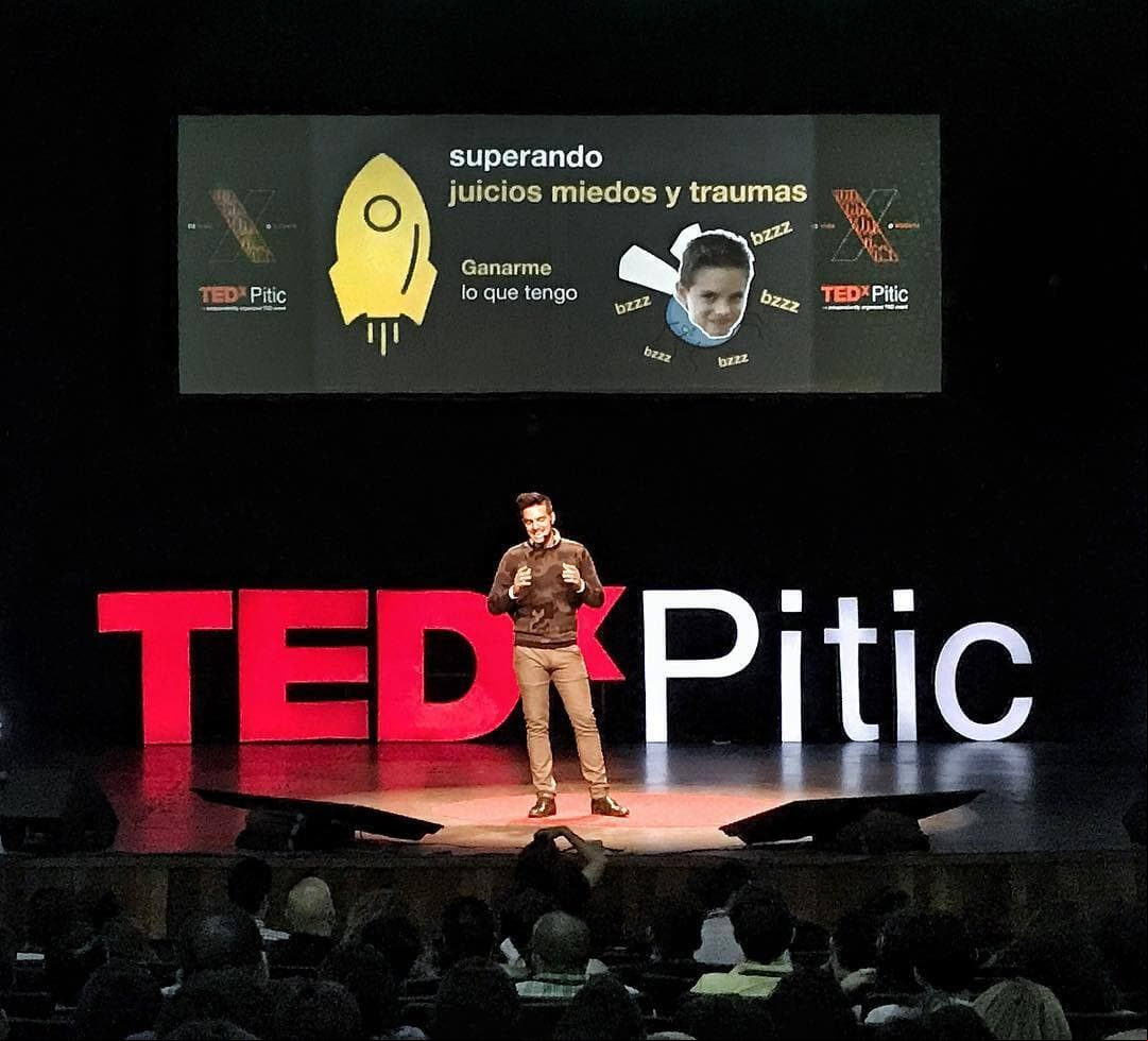 Y tan duro trabaja que ha vencido varios miedos cumpliendo sueños, como la vez que dio una plática TED.