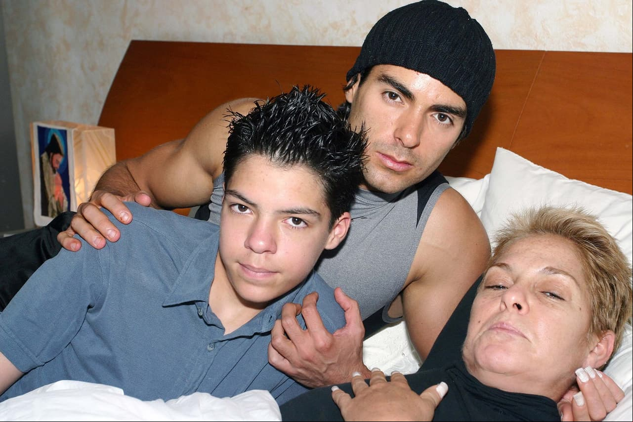 Lupita D’Alessio lavó los pies de su hijo Ernesto y se arrodilló ante Jorge para disculparse