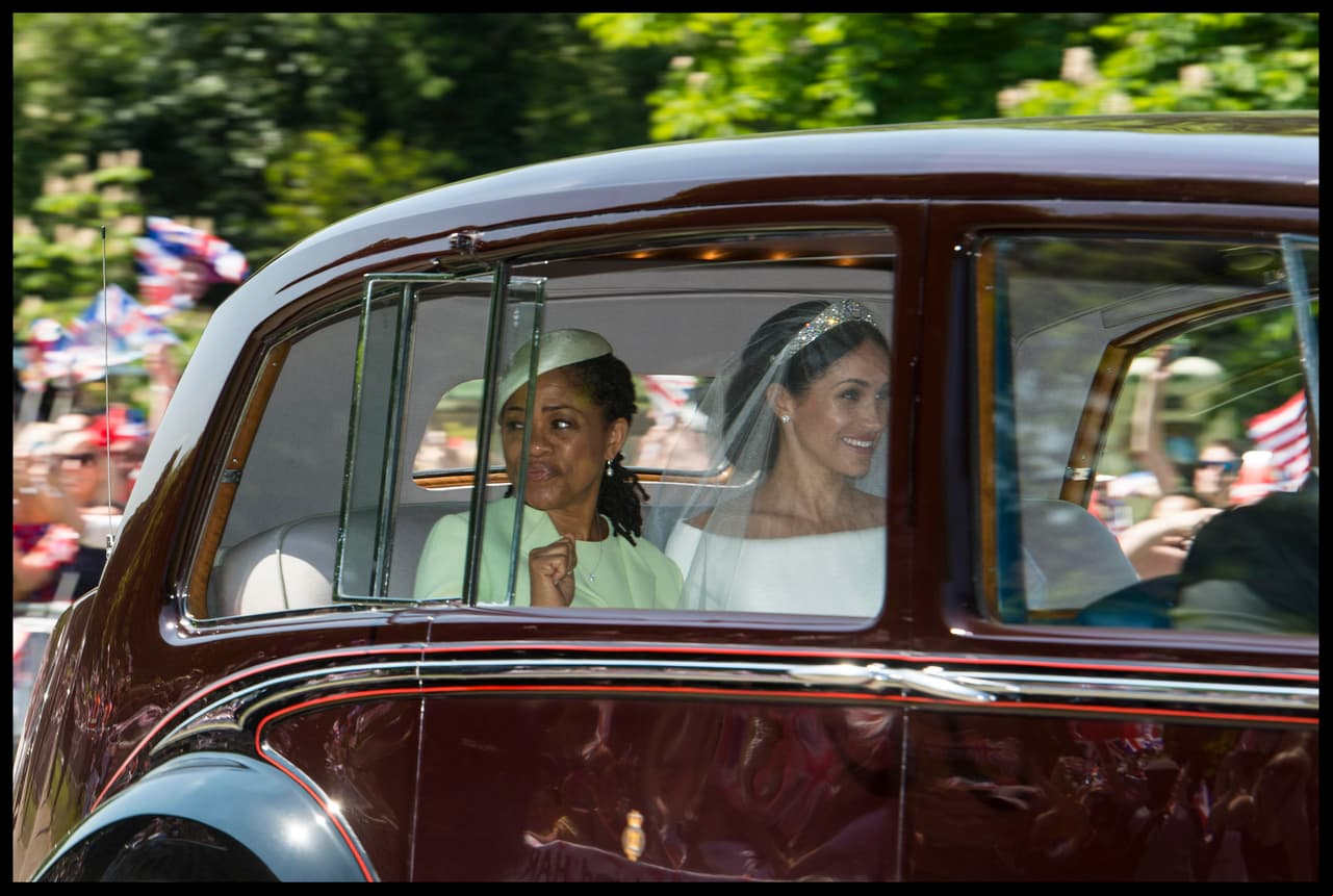 Meghan Markle se dirigió a la Capilla de San Jorge junto a su madre, Doria Ragland.