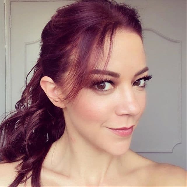 Fernanda Castillo usó un tono borgoña claro.