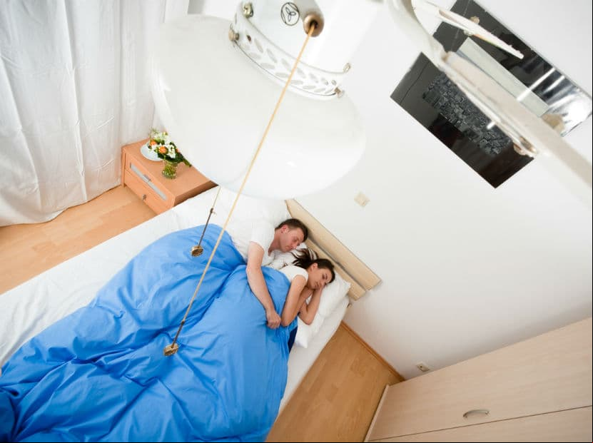 Procura no colocar nada en el techo sobre tu cama; en caso necesario elige objetos livianos de iluminación y ventilación