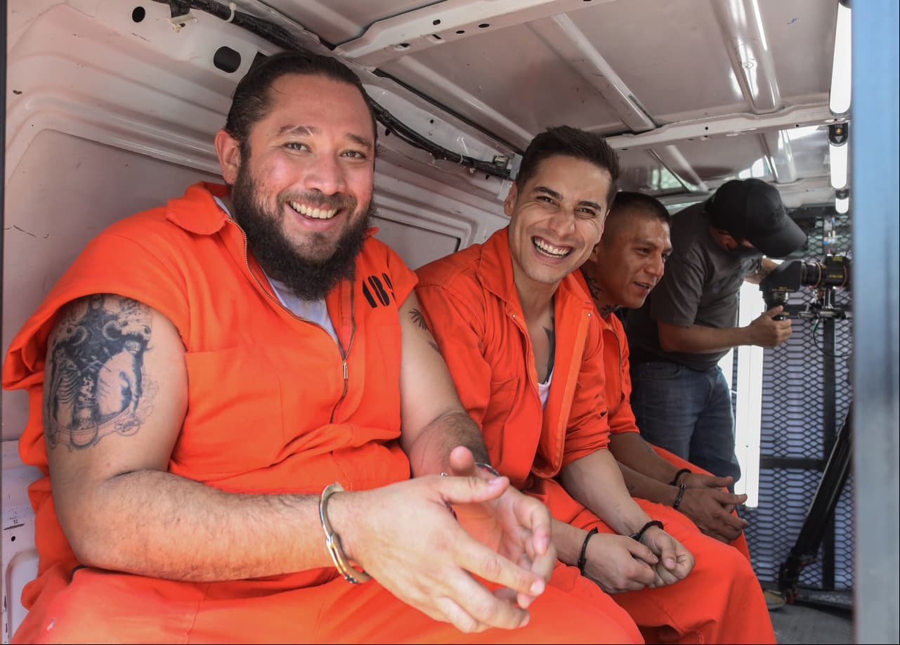El actor Pedro Giunti ('El Zote') y Álex Perea posan felices para la cámara de Las Estrellas durante un tiempo libre de las grabaciones.