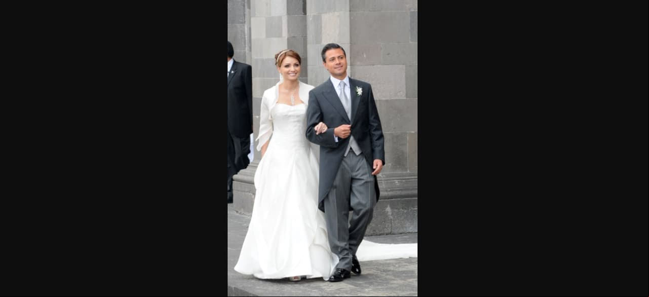 En 2010, Angélica Rivera se casó con Enrique Peña Nieto y para la boda modeló un vestido con escote de corazón de Macario Jiménez, quien acompañó el atuendo con una torera blanca y un collar de brillantes.