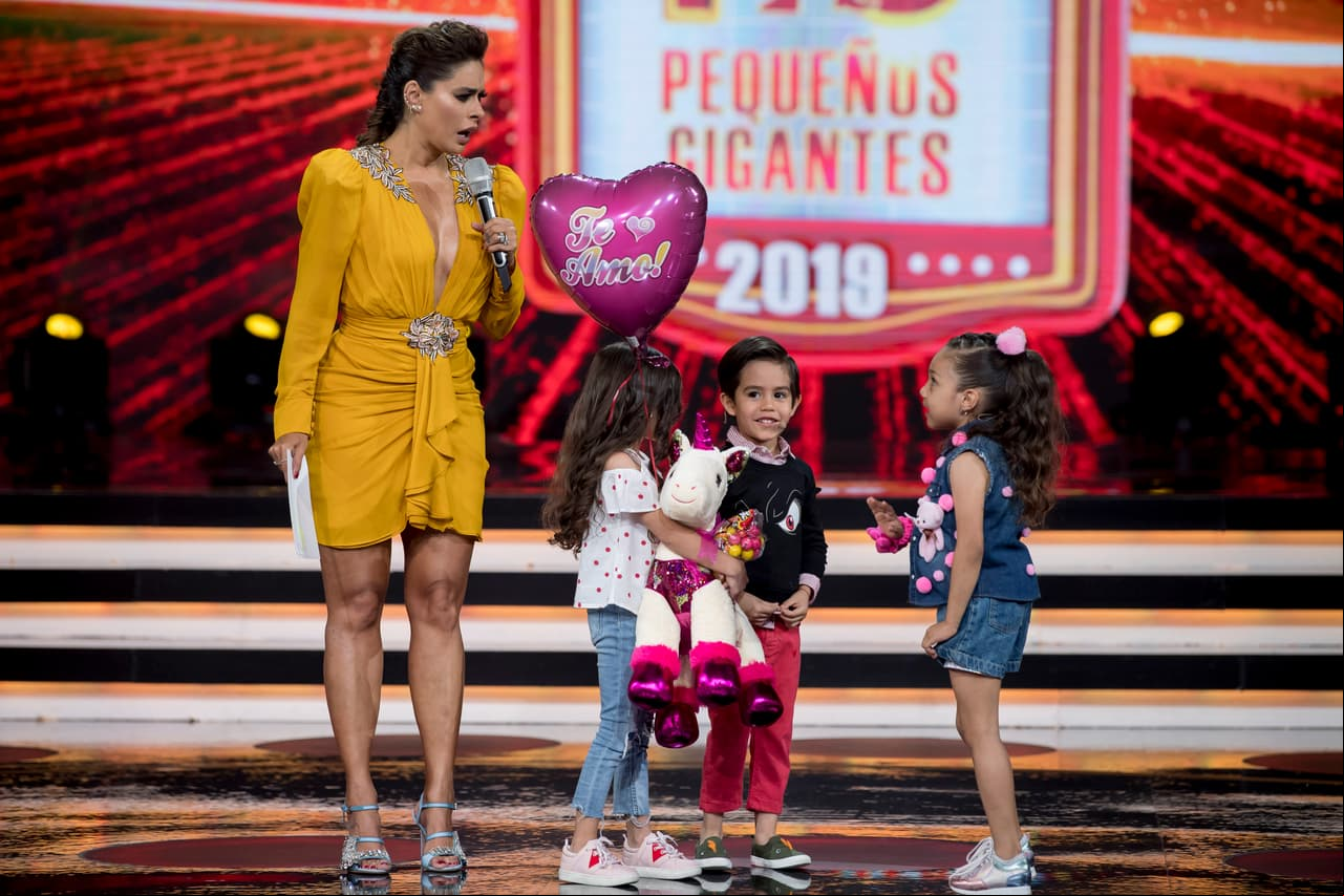 Llevó una trenza espectacular, aunque Álvaro consideró: “no siento que (vaya) ad hoc al tipo de vestido, hubiera preferido igual algo más minimalista y sencillo para un vestido con tanto detalle”.