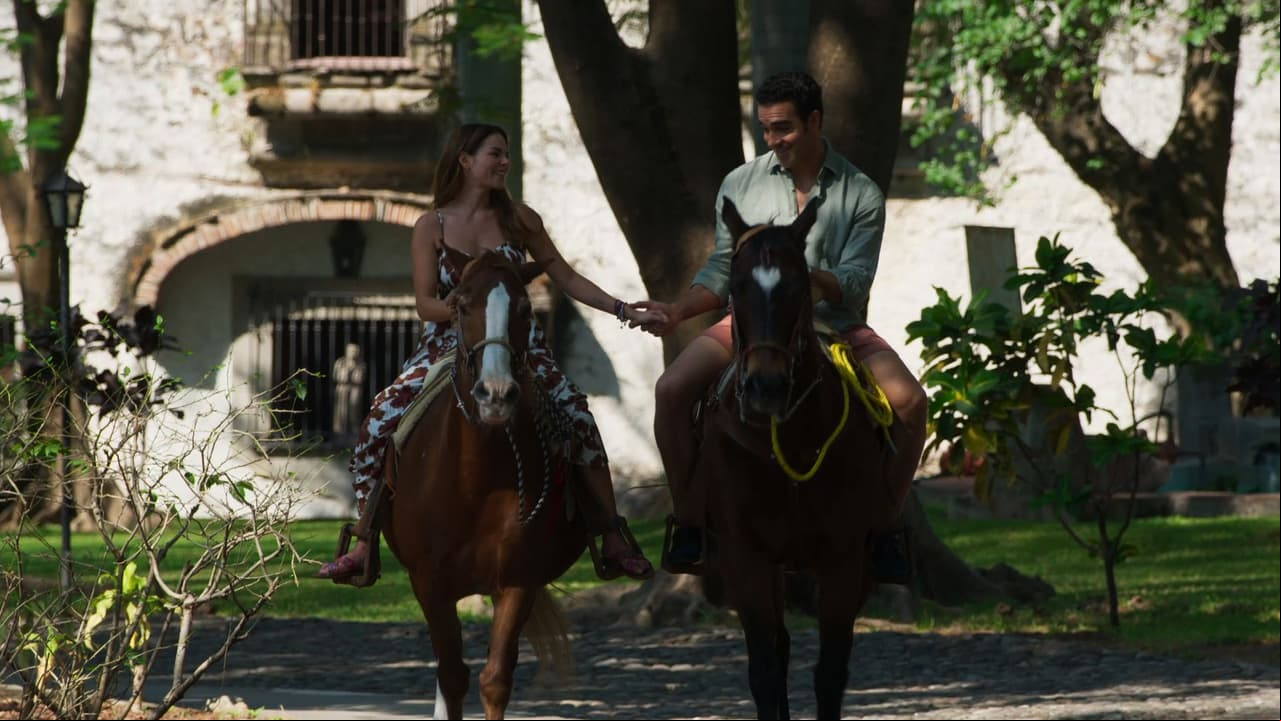 A la mañana siguiente, Rogelio lleva a Paula a montar por las instalaciones del hotel.