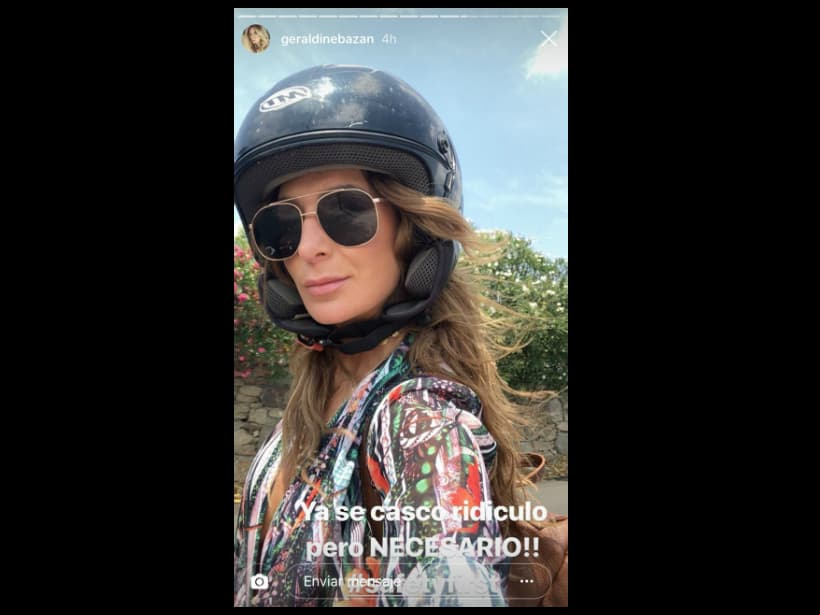 Durante su estancia en Mykonos, la estrella de ‘Por amar sin ley’ también se animó a dar un paseo en moto, junto a su amiga: “Ya sé, casco ridículo, pero NECESARIO”, comentó en una de sus historias de Instagram.