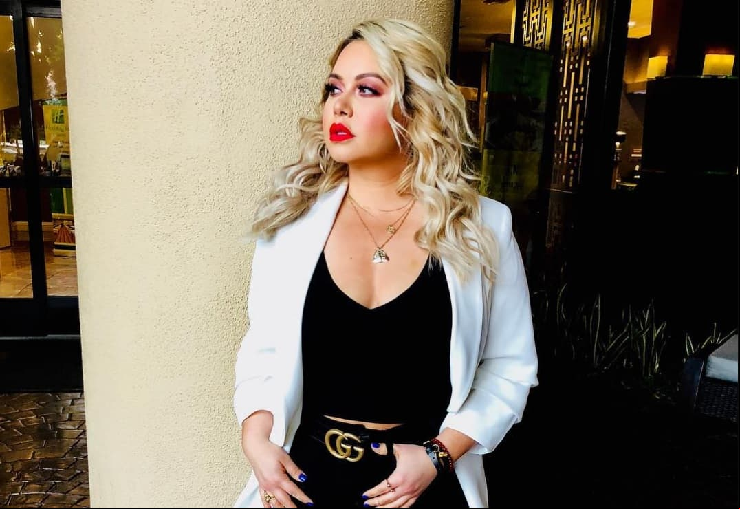 Chiquis Rivera se llevó un susto al chocar su lujoso automóvil afuera de su casa