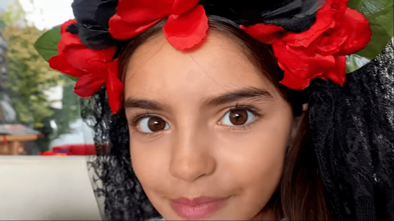 Es común que Aitana Derbez acapare la atención en redes sociales por sus tiernas fotografías y sus peculiares atuendos de princesas de Disney; pero ahora, la hija más pequeña de Eugenio Derbez impactó al aparecer disfrazada como toda una Catrina.