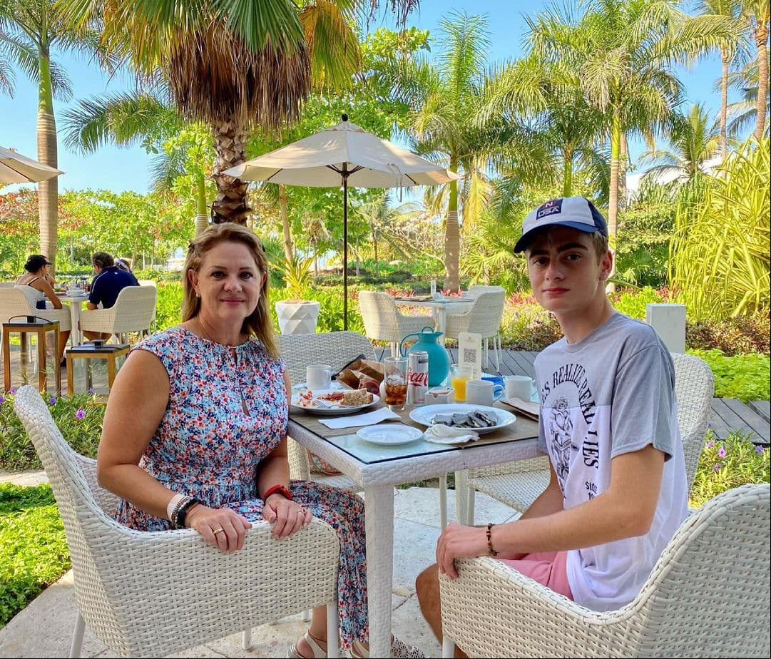 Nicolás, quien en la actualidad tiene 16 años, mantiene una estrecha relación con su mamá, con quien en varias ocasiones se ha dejado ver en Instagram y en los videos que la actriz comparte en TikTok.