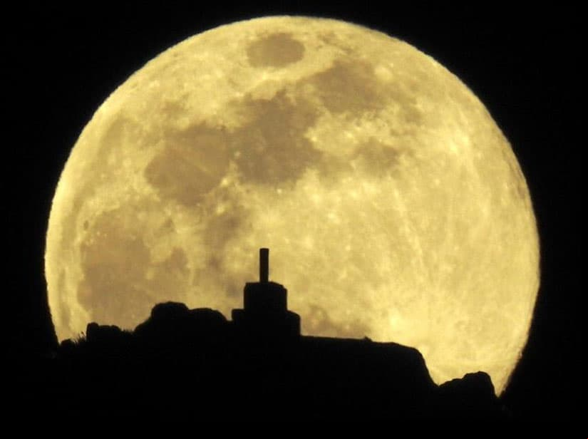 'Superluna de gusano' a las afueras de Santiago de Compostela, España
