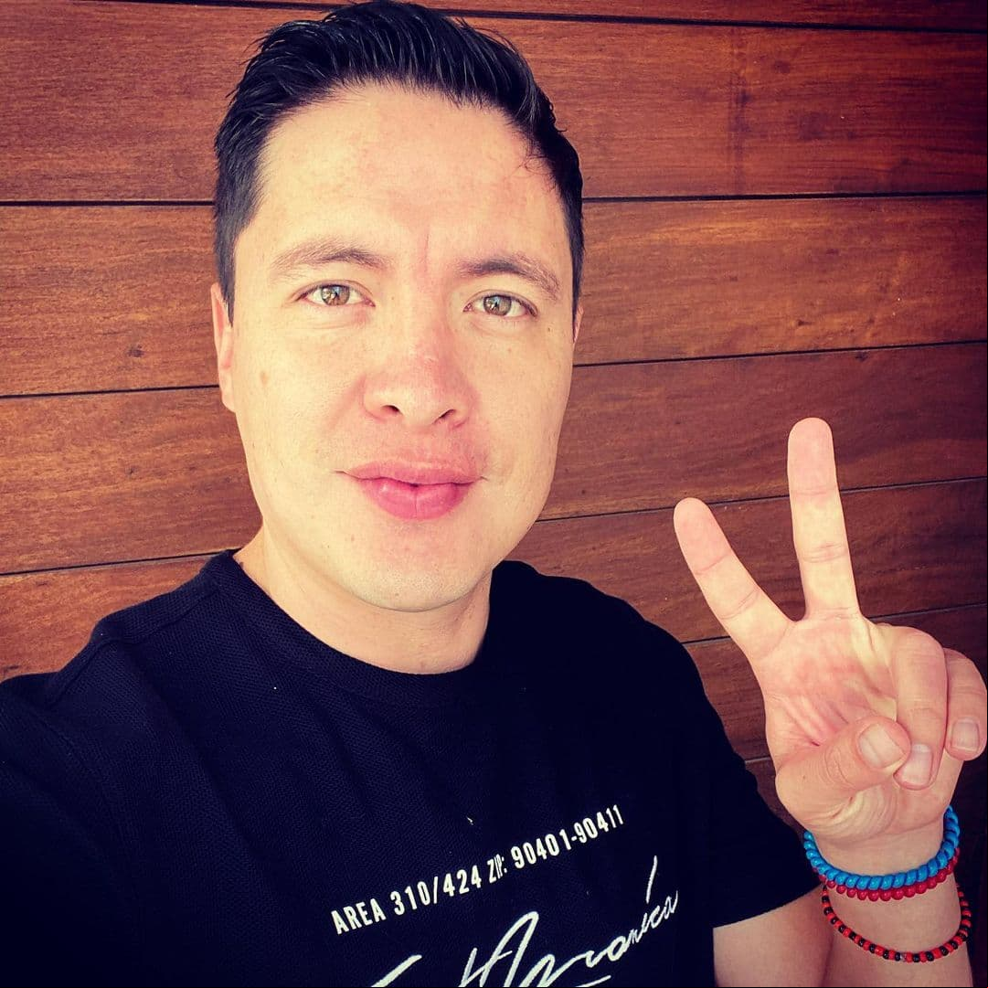 Armando Hernández, de Amarte duele, rompe en llanto al revelar que trabajó como botarga de Barney