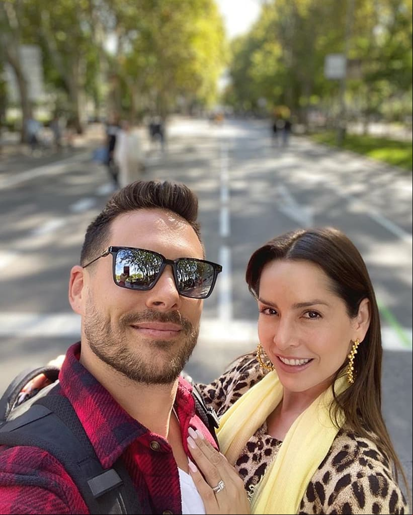 “Solo una palabra: ‘FELICIDAD’”, escribió Sebastián para compartir una selfie junto a su amada, quien no dudó en presumir su anillo de bodas en la publicación que rápidamente alcanzó más de 227 mil likes y sus seguidores no dejaron de postear emojis con corazones.