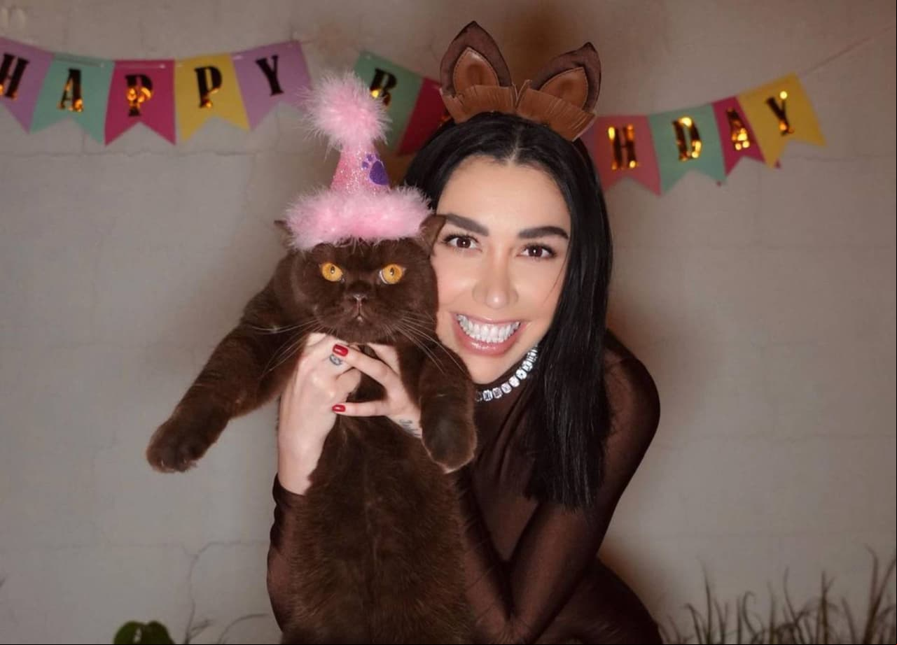 Karime Pinder y su gatito Norris.