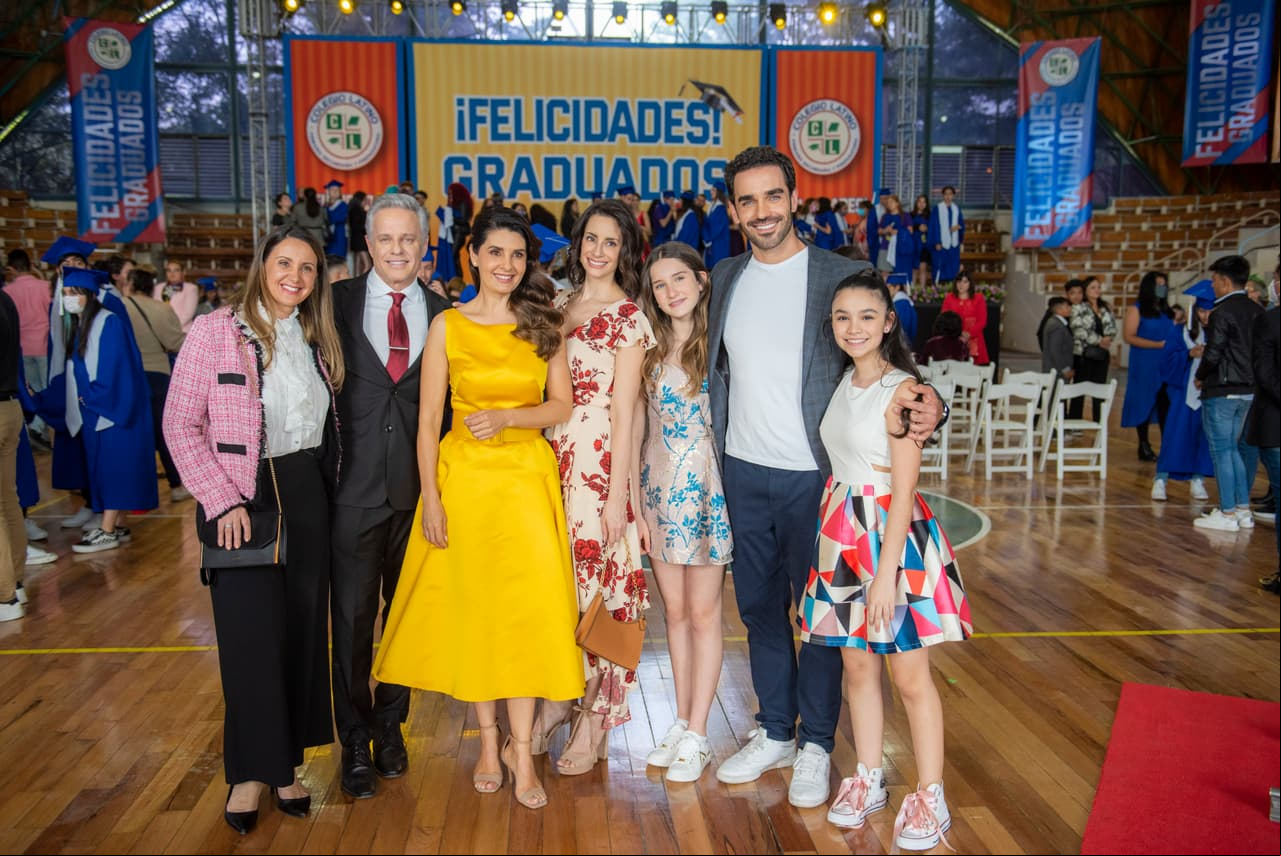 El elenco posó para la cámara de Las Estrellas al término de la escena.