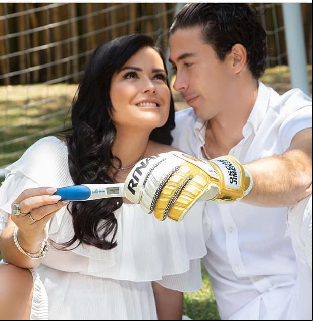 Ahora, también a cinco meses de su boda, el miércoles 8 de abril, la pareja anunció que esperan un bebé en sus respectivas cuenta de Instagram. De igual manera, Echeverría reveló en exclusiva para Las Estrellas que enfrentó algunas dificultades para poder quedar embarazada, pues una de sus trompas de Falopio estaba obstruida.