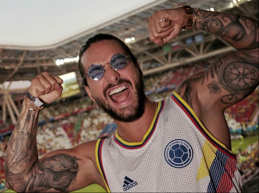 Maluma desata polémica por usar botas con tacón