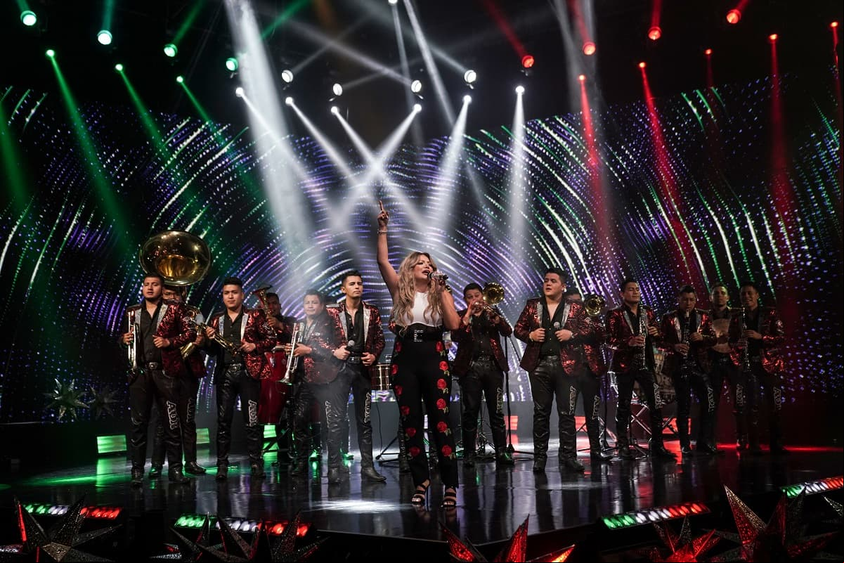 Helen Ochoa llegó con toda su banda para interpretar 'Te Voy a Comer'.