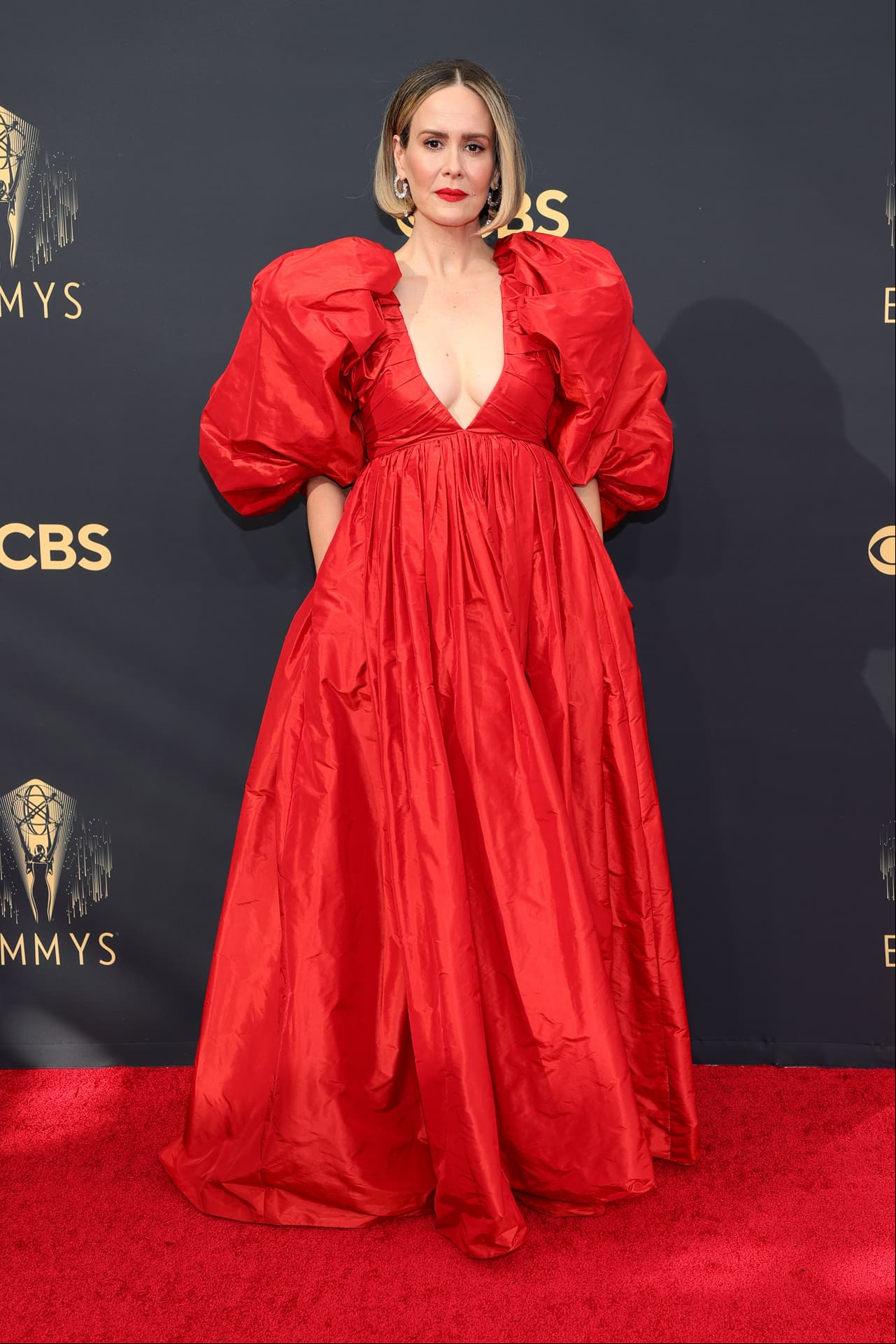 Sarah Paulson impactó con un vestido rojo, digno del evento conocido también como los premios Óscar de la telesivisón.