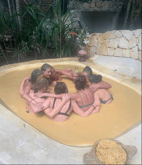 Desde comidas y cenas hasta un baño relajante dentro de una piscina de barro, donde todas compartieron un momento muy íntimo que sellaron con un abrazo grupal.