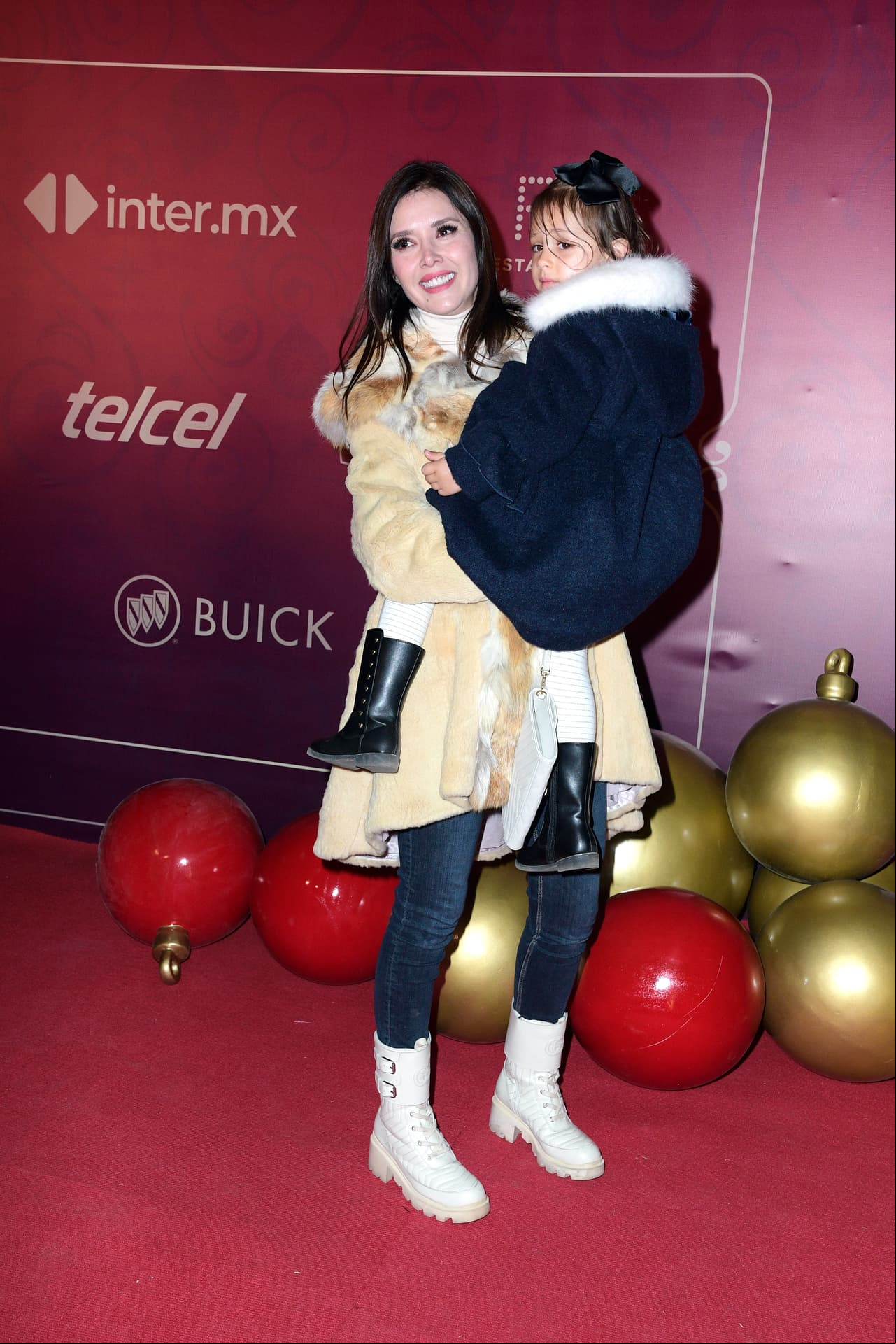 Bella es la única hija de Marlene Favela.