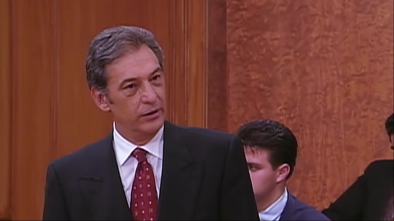 Enrique Lizalde cae en la trampa de 'Soraya' al prestarle sus servicios como su abogado.