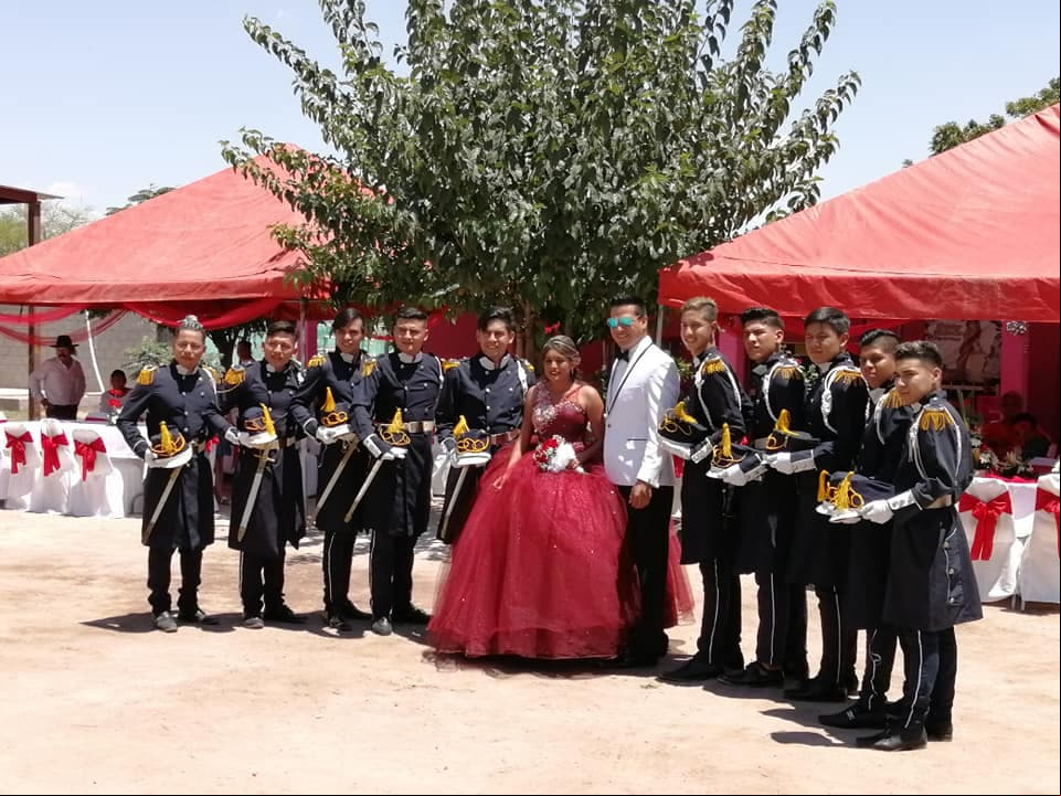 La debutante posó junto a sus chambelanes luego de la misa, horas antes de la fiesta que marcó a su comunidad.