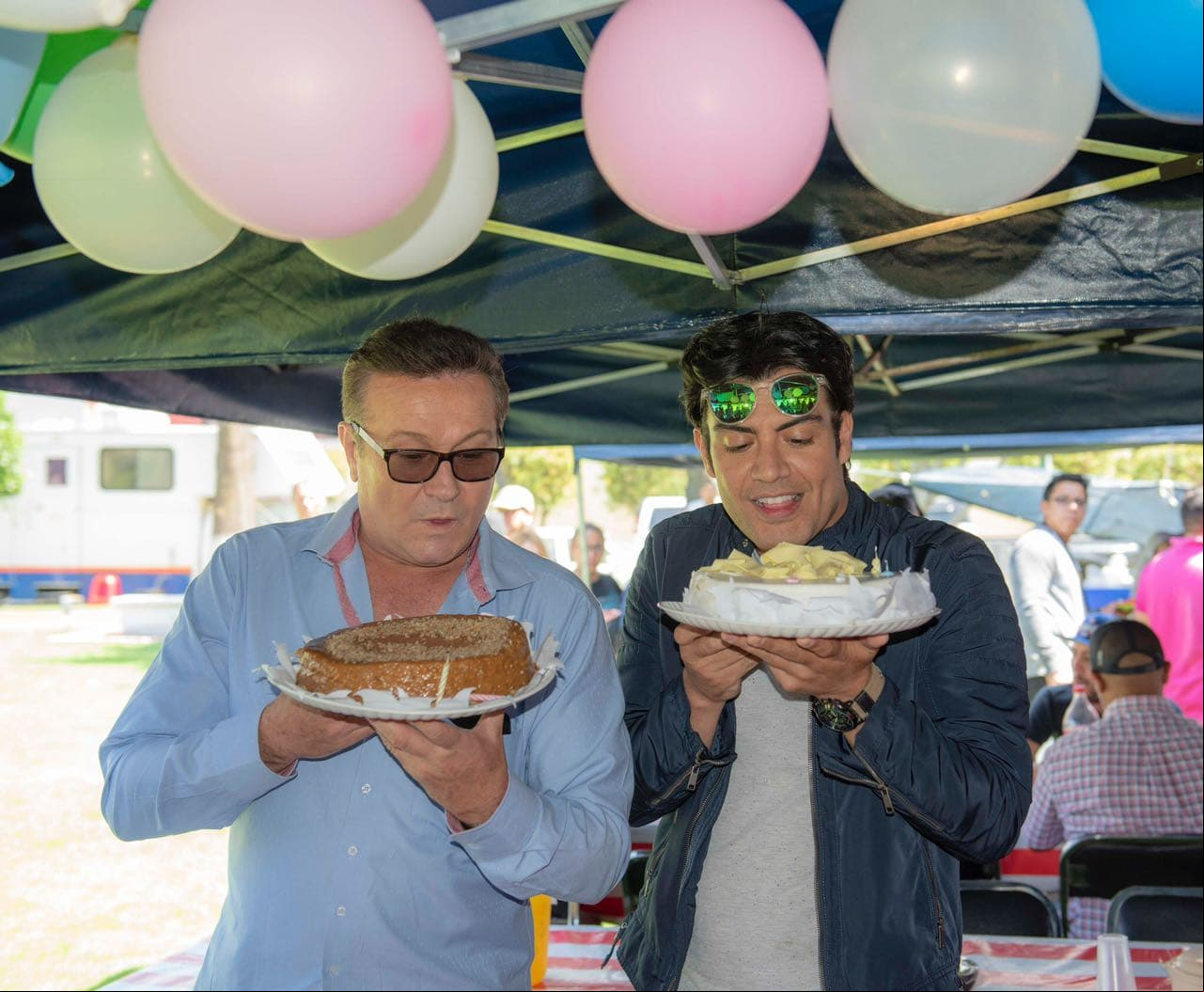 Arturo Peniche y Andrés Palacios cada uno dieron la tradicional mordida al pastel.