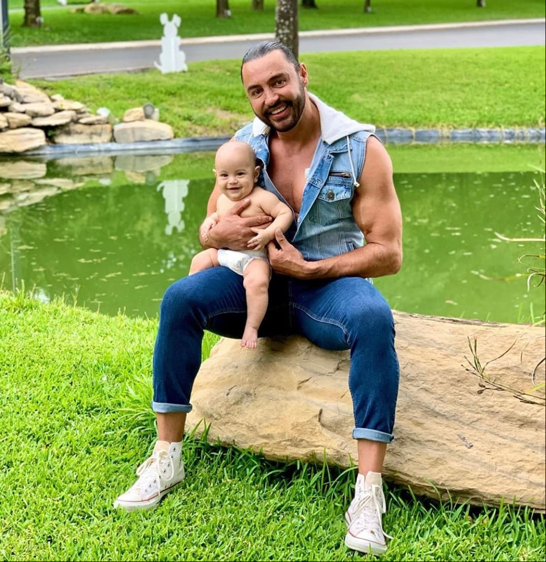 En días pasados, el actor no perdió la oportunidad de felicitar a su primer nieto por sus cuatro meses con una tierna fotografía en la que apuntó: "Hace 4 meses llegó este pedacito de cielo a mi vida. Vino a darle más luz a mis días. No es porque sea mi nieto... pero Bebesín está hermoso".