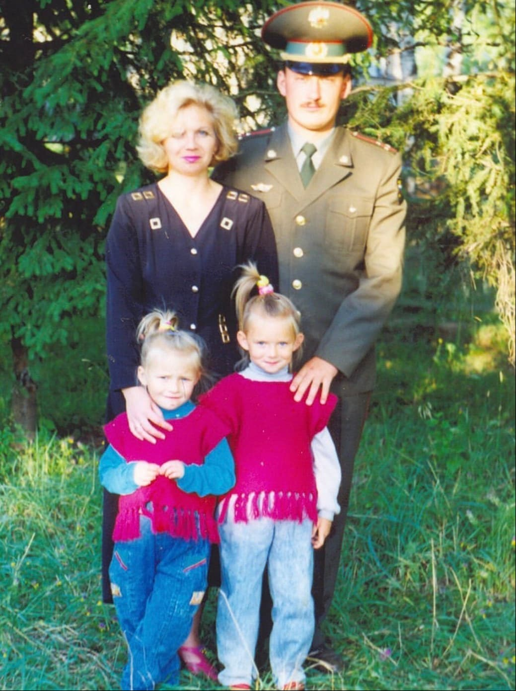 Irina Baeva proviene de una familia conformada por sus padres y su hermana Nina, quienes son originarios de Moscú, Rusia, donde la intérprete pasó gran parte de su infancia.
