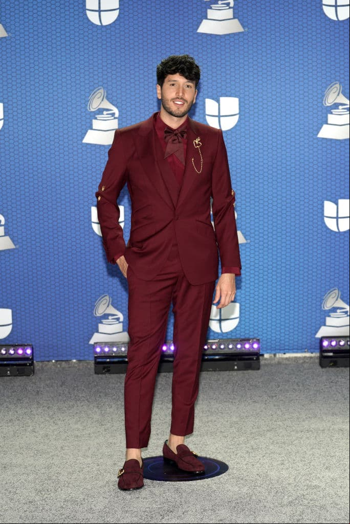 Sebastián Yatra no podía faltar en este evento y lo hizo con un traje totalmente en color vino.