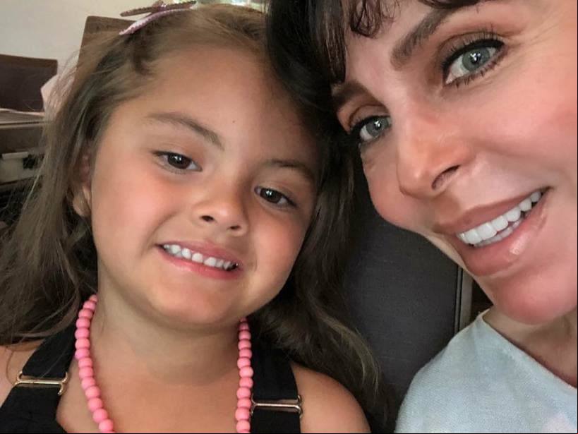 “Abuelita, yo también me acordé de ti. Ojalá el coronavirus ya no exista más porque quiero verte, quiero abrazarte, te amo mucho y te mando este corazón, espero que te llegue a tu casa”, comentó Rafaela, que se encontraba muy emocionada.