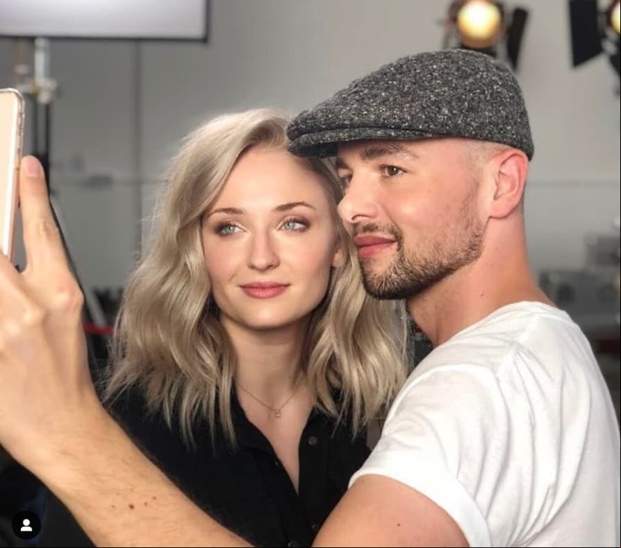 Sophie Turner, estrella de ‘Game of Thrones’ se despidió de su larga cabellera rubia para lucir un long bob platino, look que le han aplaudido sus iradores a través de las redes sociales.