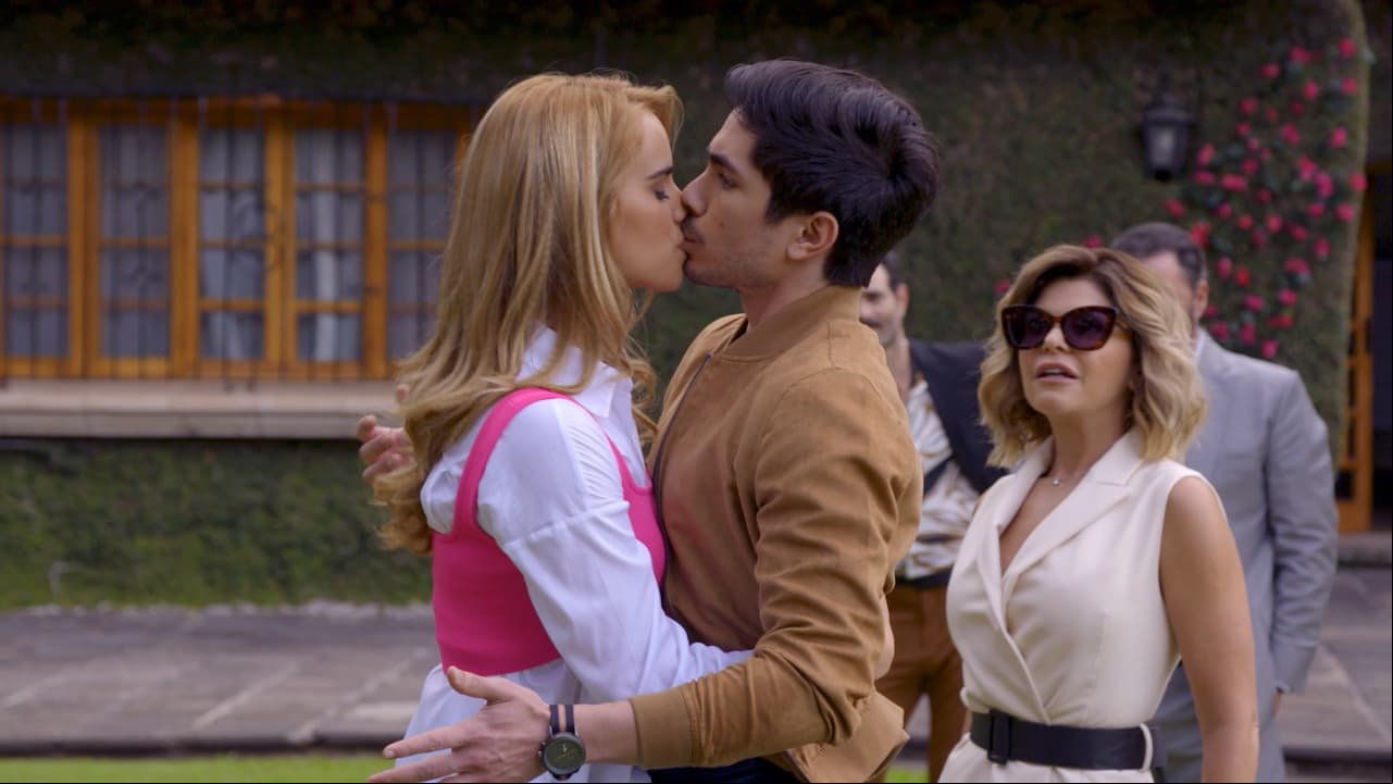 ‘Katya’ (Gala Montes) es una joven que mete en innumerables problemas a ‘Diego’ (Sian Chiong) en ‘La Mexicana y El Güero’, quien aceptó pasarse por su novio falso para retomar sus estudios y ayudar a su familia. A continuación, te compartimos 12 divertidos momentos que nos han regalado estos personajes: