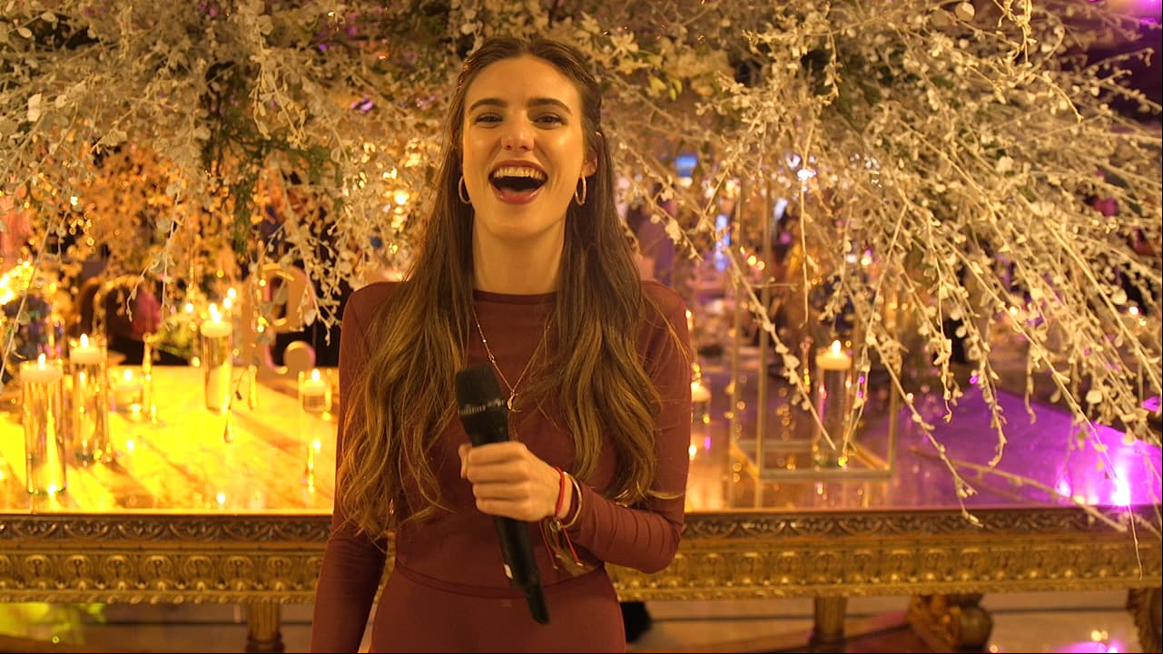 ¿Rojos o amarillos? Macarena Achaga podría darte una pista con esa sonrisa