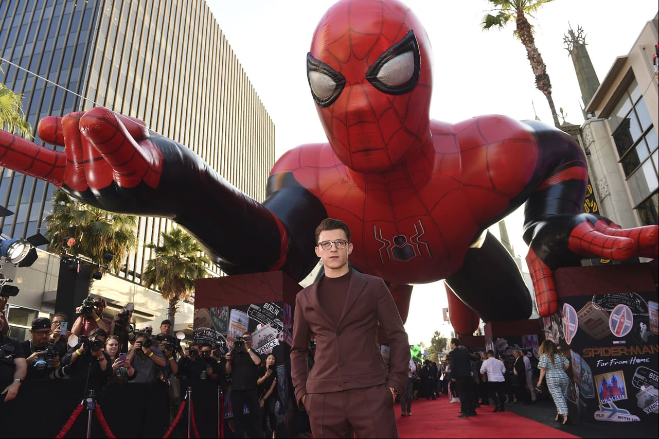 Tom Holland salva a fan de ser aplastada por una multitud