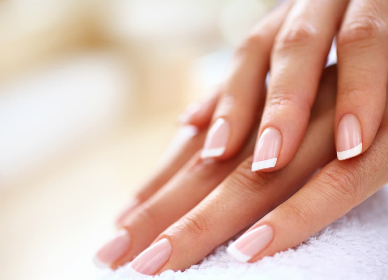 Diseños de uñas blancas navideñas fáciles y rápidos de hacer