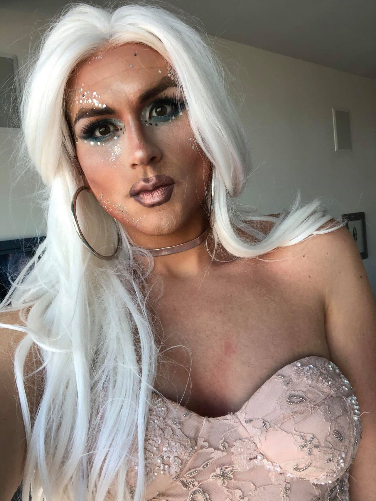 Confesiones de un hombre gay mexicano que creó su propio drag show en Vancouver