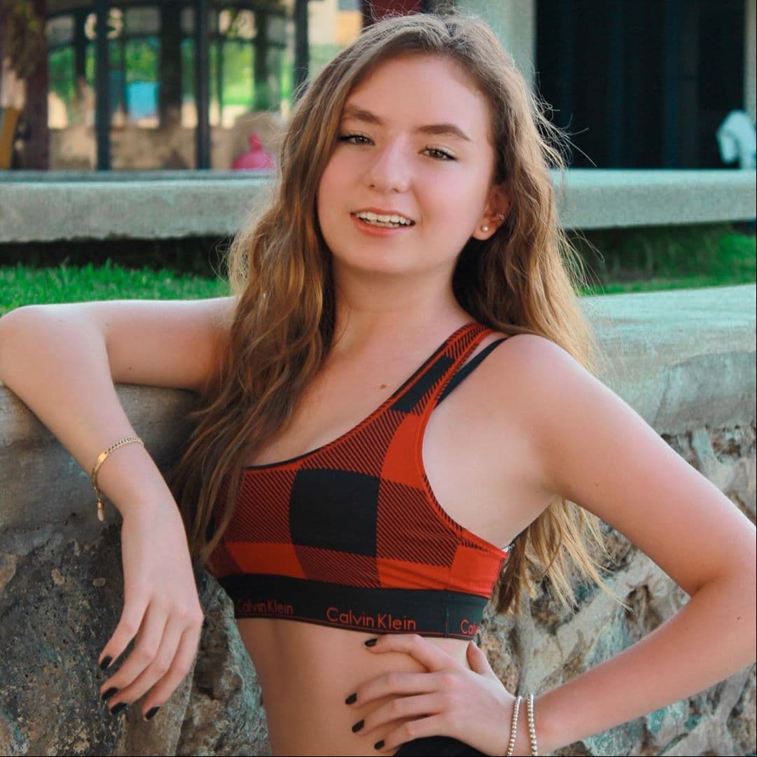 Fernanda Sasse tiene 369 mil seguidores en su cuenta de Instagram y cuenta con 74 publicaciones que muestran algunas fotografías de su época infantil, mientras que sus post más actuales comparte cómo ha cambiado.