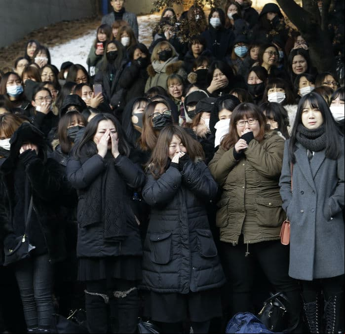 Kim Jonghyun de SHINee fue homenajeado por cientos de fans.