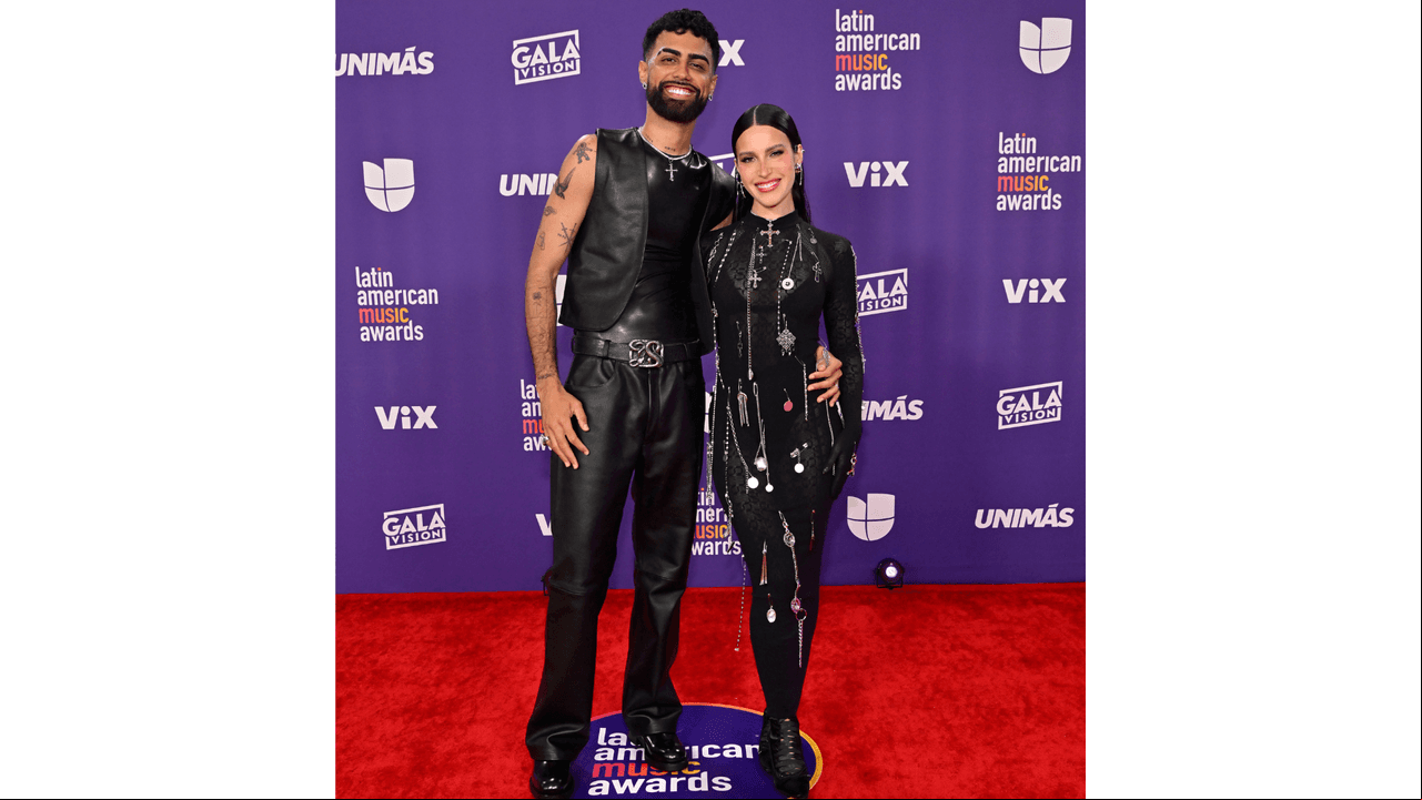 Parejas de famosos en la alfombra roja de los Latin AMAs 2024.