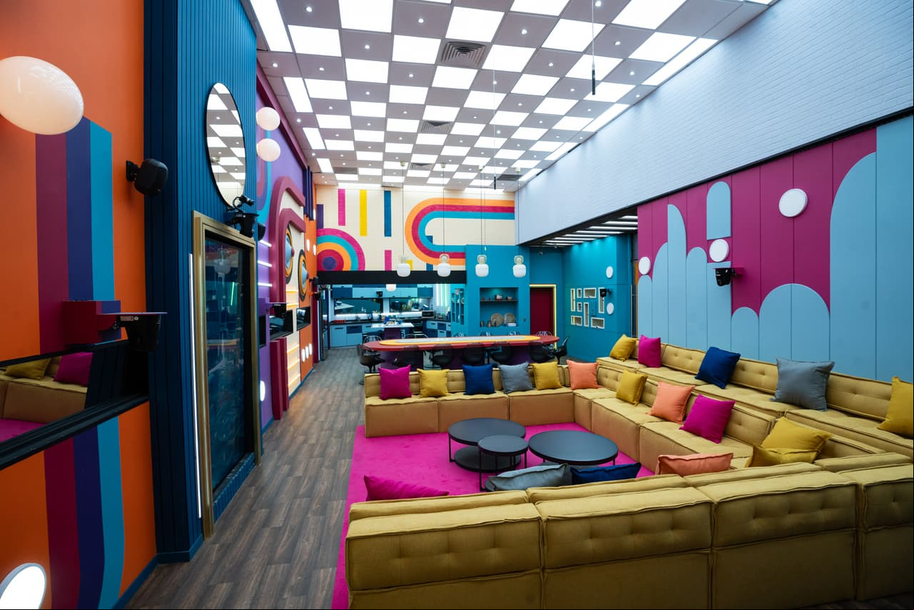 La sala es más amplia y con otros colores, para albergar a todos los habitantes.