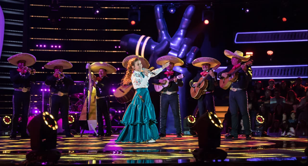Con mucha entrega, Ángela dedicó un homenaje a Lucero al interpretar una de sus canciones. La coach no dudó en agradecer y reconocer que la versión de la pequeña es mil veces mejor.