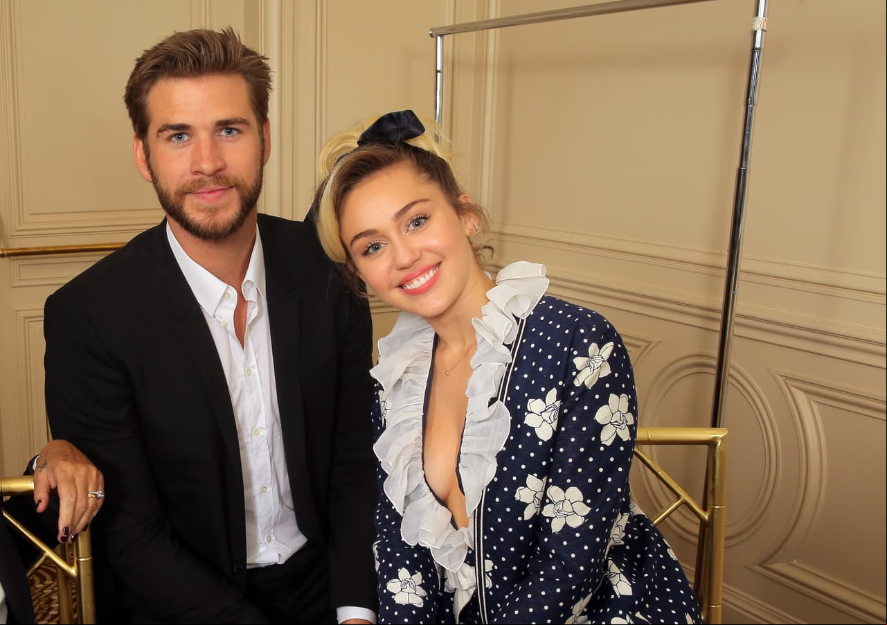 Miley Cyrus y Liam Hemsworth derriten en muy poca ropa